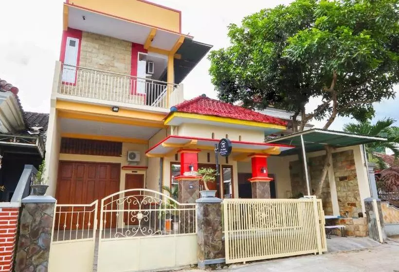 Hotelli Oyo Life 3064 Mahameru Kost Putra