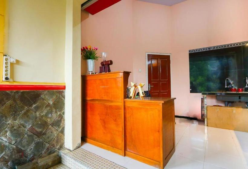 Otel Oyo Life 3064 Mahameru Kost Putra