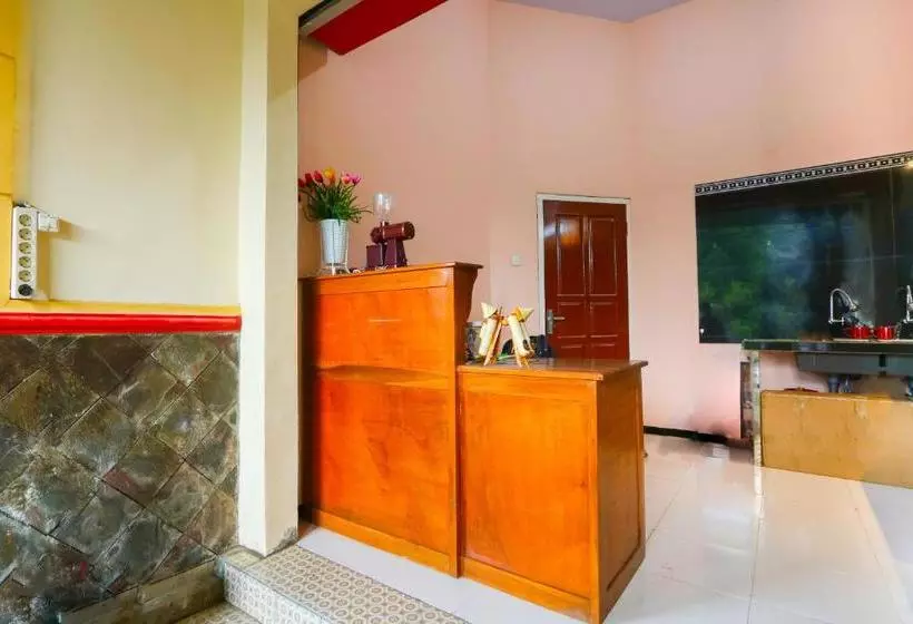 Hotelli Oyo Life 3064 Mahameru Kost Putra