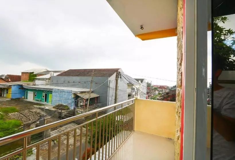 Hotelli Oyo Life 3064 Mahameru Kost Putra