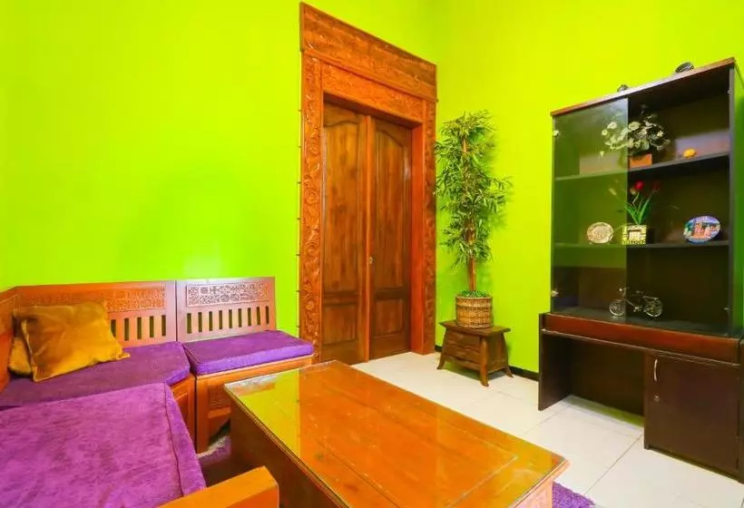 Hotelli Oyo Life 3064 Mahameru Kost Putra