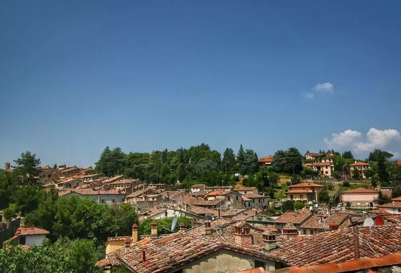 Quaint Cottage With Pool