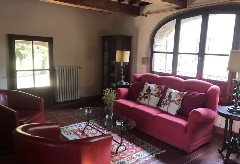 Quaint Cottage With Pool