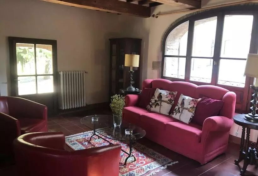 Quaint Cottage With Pool