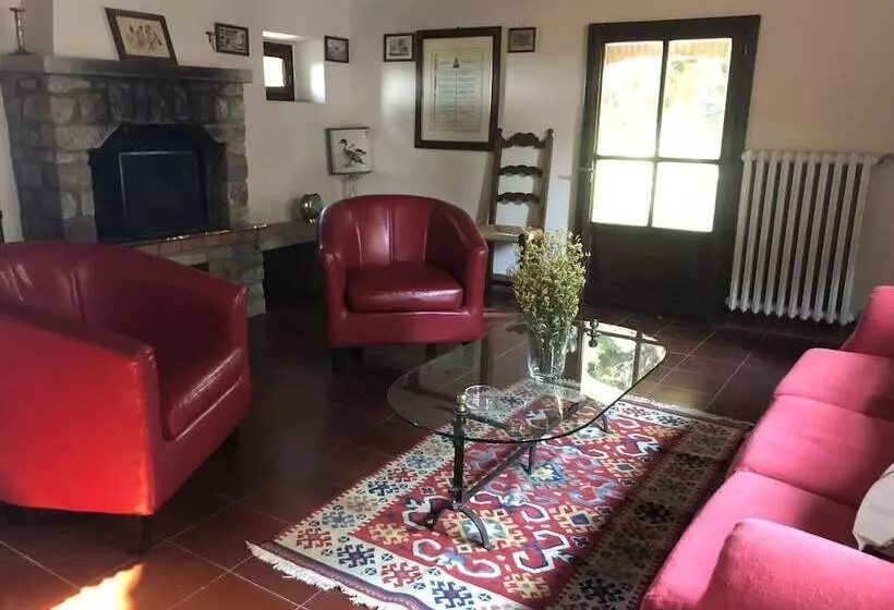 Quaint Cottage With Pool