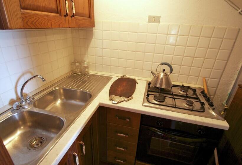 Quaint Cottage With Pool