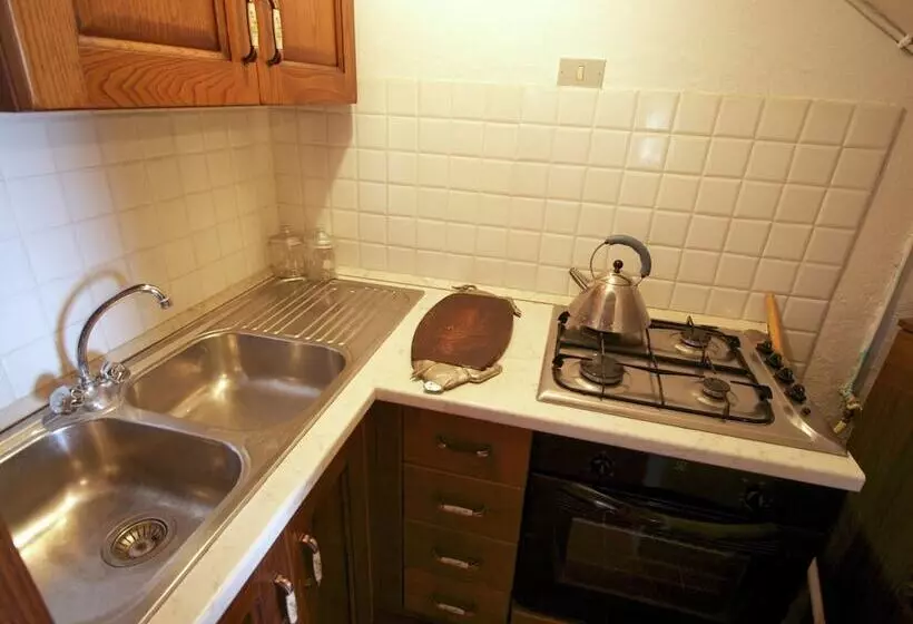 Quaint Cottage With Pool