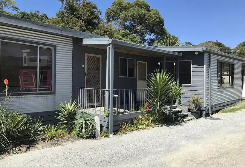 Hotelli The Waterwheel Beach Cabins   Caravan Park