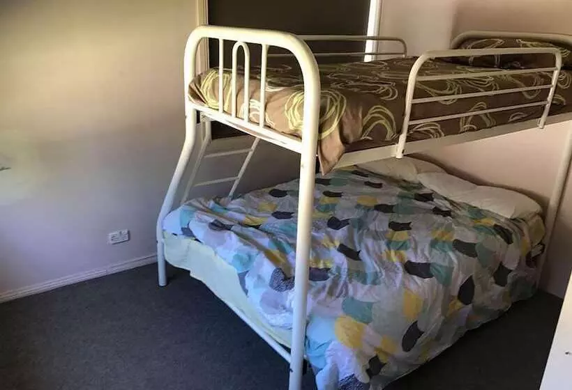 Hotelli The Waterwheel Beach Cabins   Caravan Park