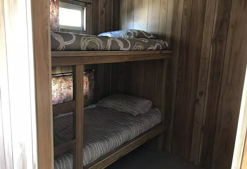 Hotelli The Waterwheel Beach Cabins   Caravan Park