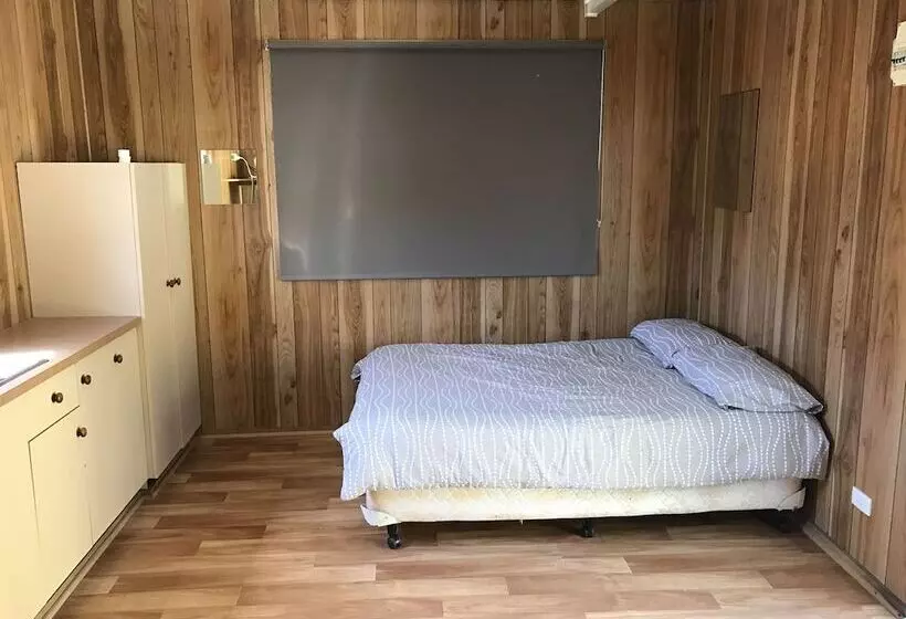 Hotelli The Waterwheel Beach Cabins   Caravan Park