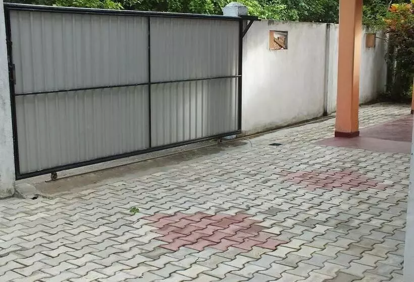پانسیون Aroghaya  Resort Akurala