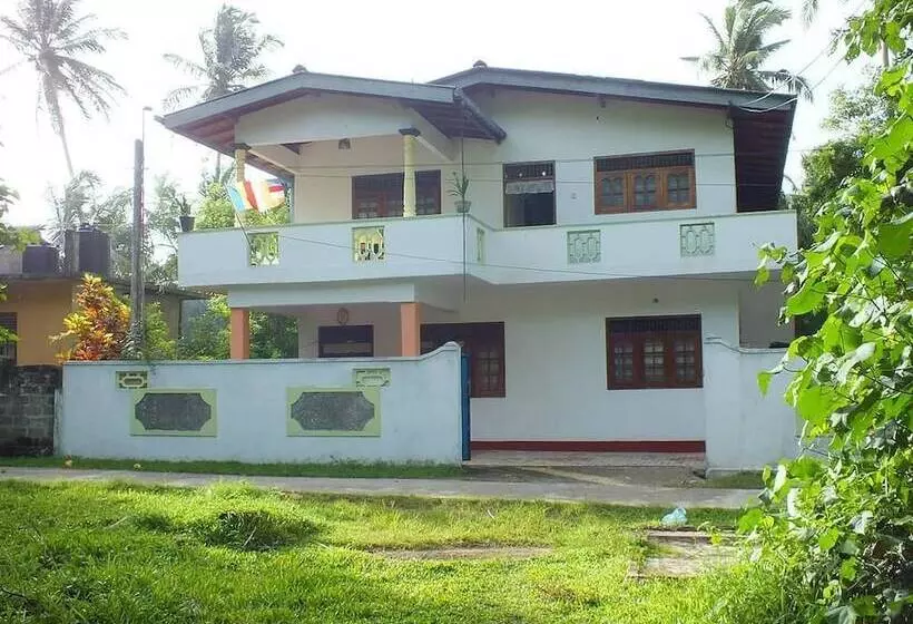 پانسیون Aroghaya  Resort Akurala