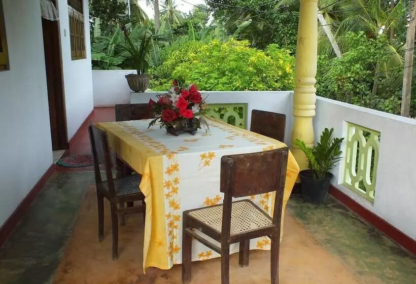 پانسیون Aroghaya  Resort Akurala