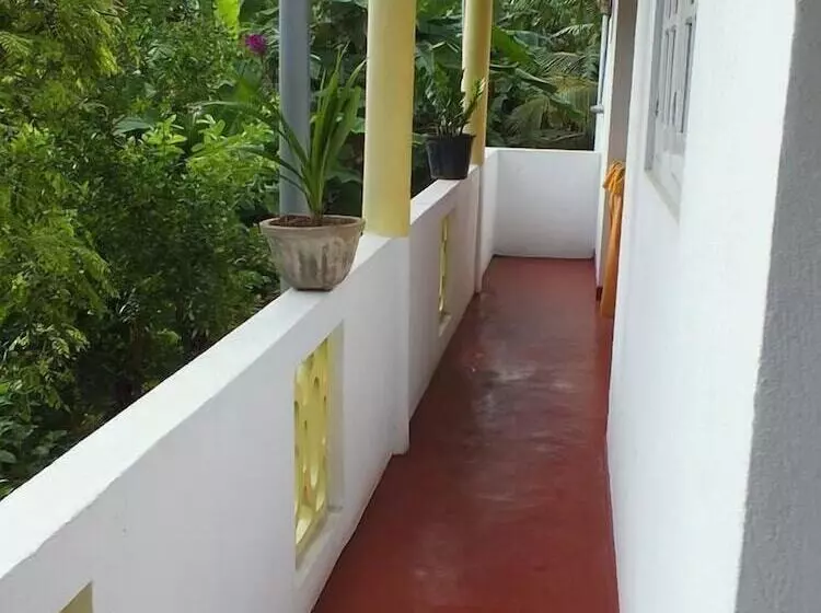 پانسیون Aroghaya  Resort Akurala