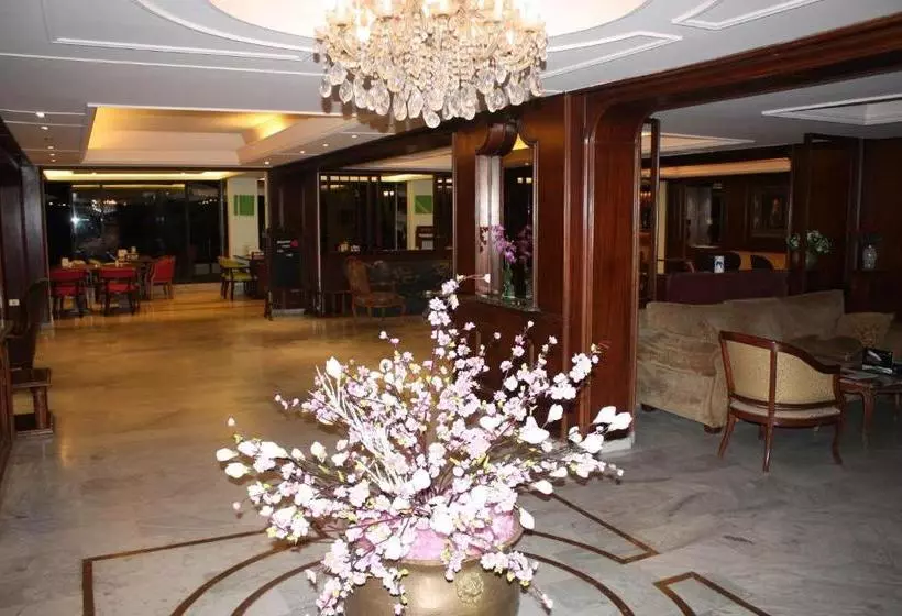 هتل Aquarium  & Resort