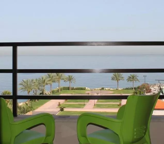 هتل Aquarium  & Resort