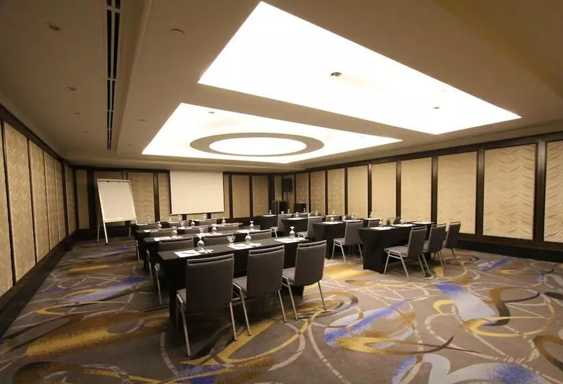 Отель The Bellevue Manila