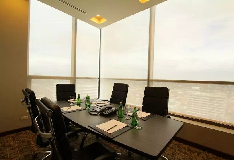 Отель The Bellevue Manila