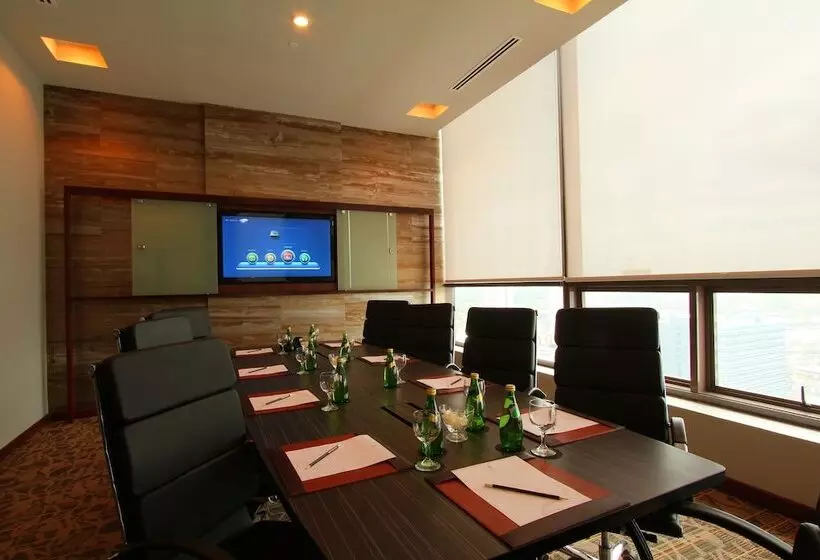 Отель The Bellevue Manila