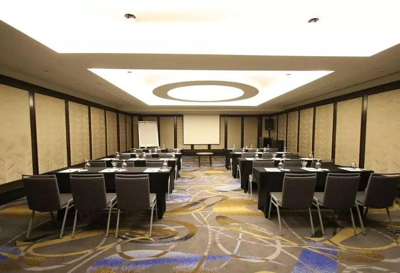 Отель The Bellevue Manila