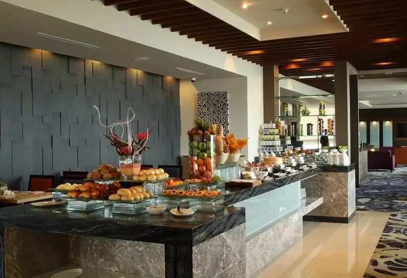 Отель The Bellevue Manila