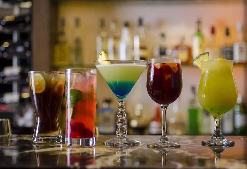 Отель The Bellevue Manila