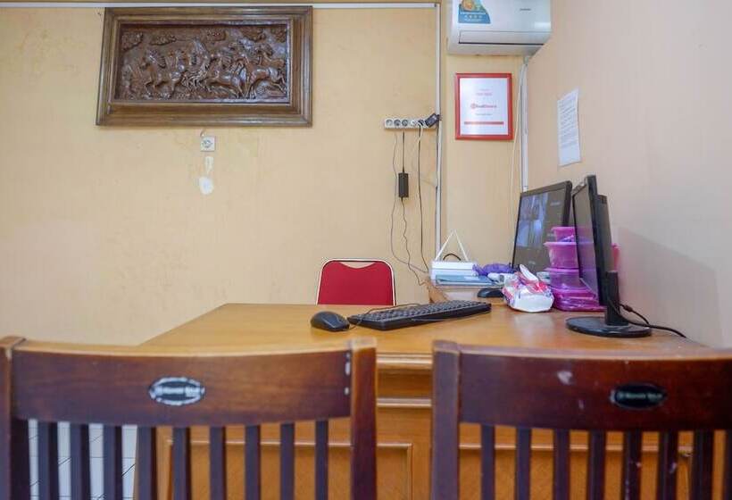 بنسيون Reddoorz Syariah Near Gor Satria 4