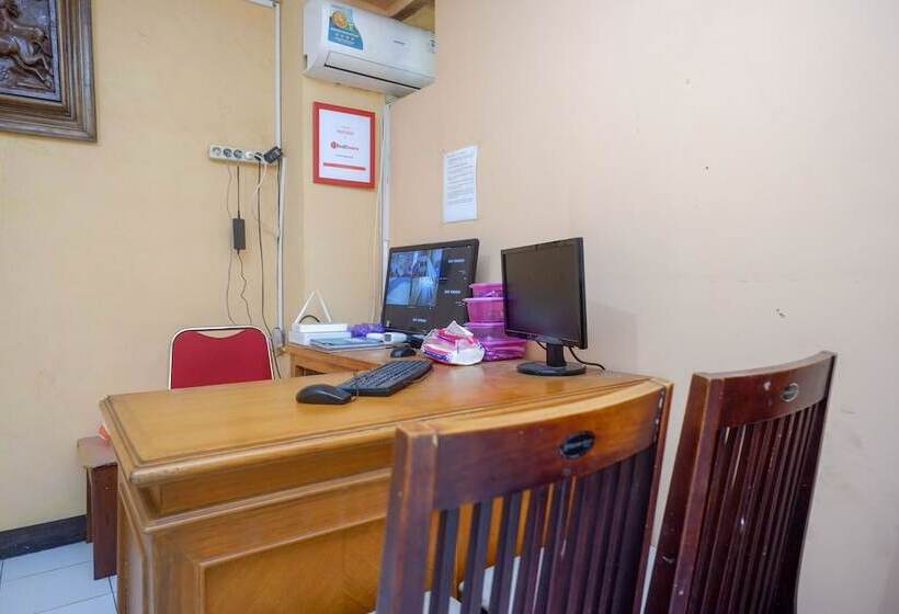 بنسيون Reddoorz Syariah Near Gor Satria 4