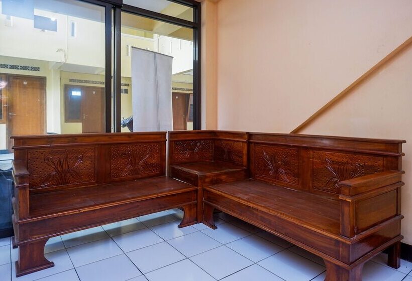 بنسيون Reddoorz Syariah Near Gor Satria 4