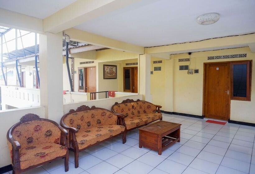 بنسيون Reddoorz Syariah Near Gor Satria 4