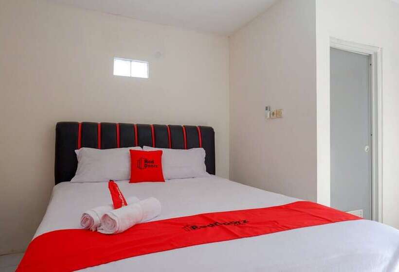 بنسيون Reddoorz Syariah Near Gor Satria 4