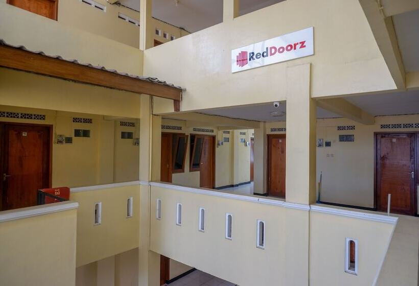 بنسيون Reddoorz Syariah Near Gor Satria 4