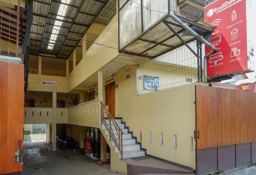 بنسيون Reddoorz Syariah Near Gor Satria 4