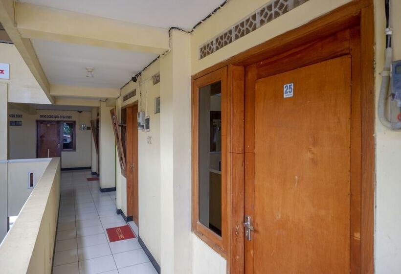 بنسيون Reddoorz Syariah Near Gor Satria 4