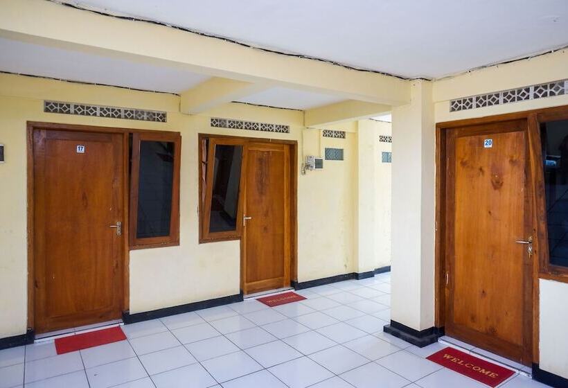 بنسيون Reddoorz Syariah Near Gor Satria 4