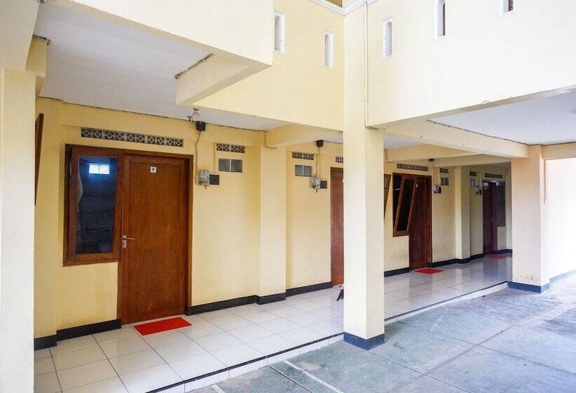 بنسيون Reddoorz Syariah Near Gor Satria 4