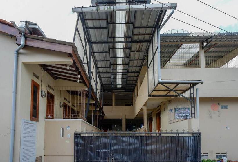 بنسيون Reddoorz Syariah Near Gor Satria 4