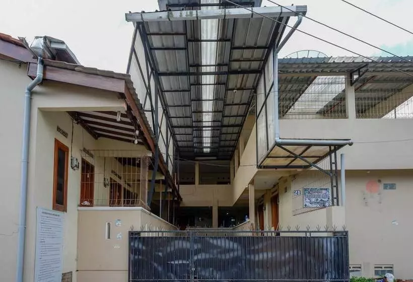 Majatalo Reddoorz Syariah Near Gor Satria 4