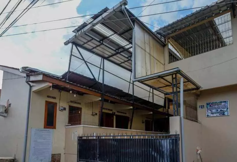 Majatalo Reddoorz Syariah Near Gor Satria 4