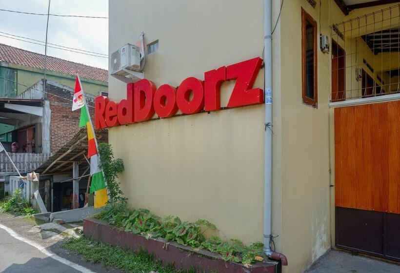 بنسيون Reddoorz Syariah Near Gor Satria 4