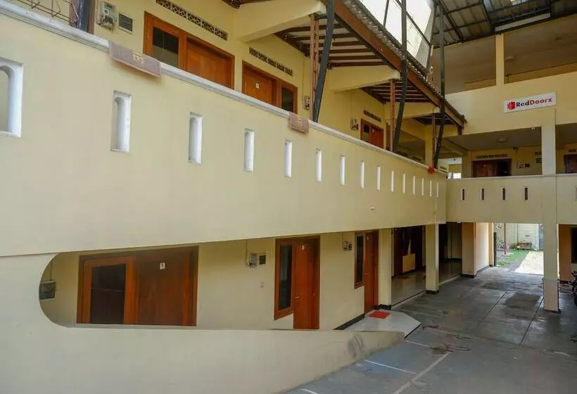 Majatalo Reddoorz Syariah Near Gor Satria 4