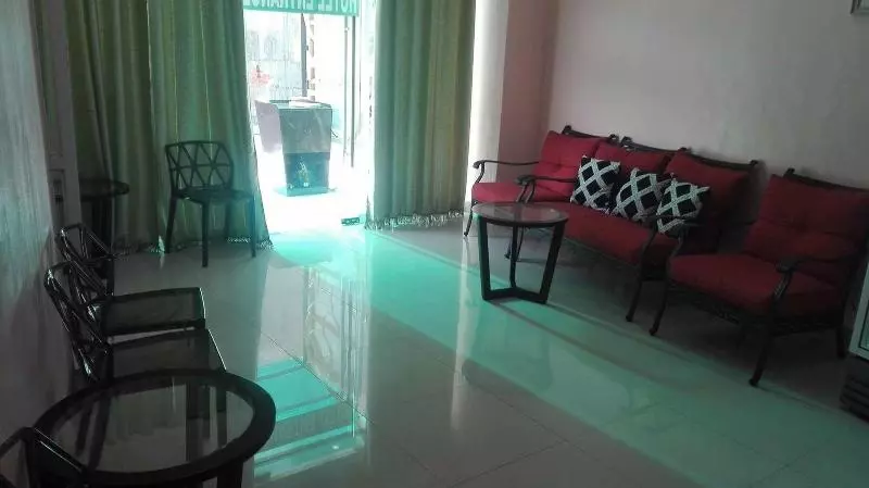 Retkeilymaja Meaco Royal Hotel   Tabaco