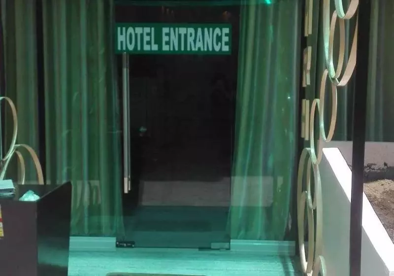 Retkeilymaja Meaco Royal Hotel   Tabaco