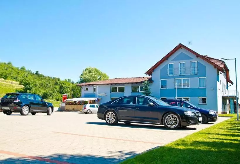 Majatalo Penzión Kovox