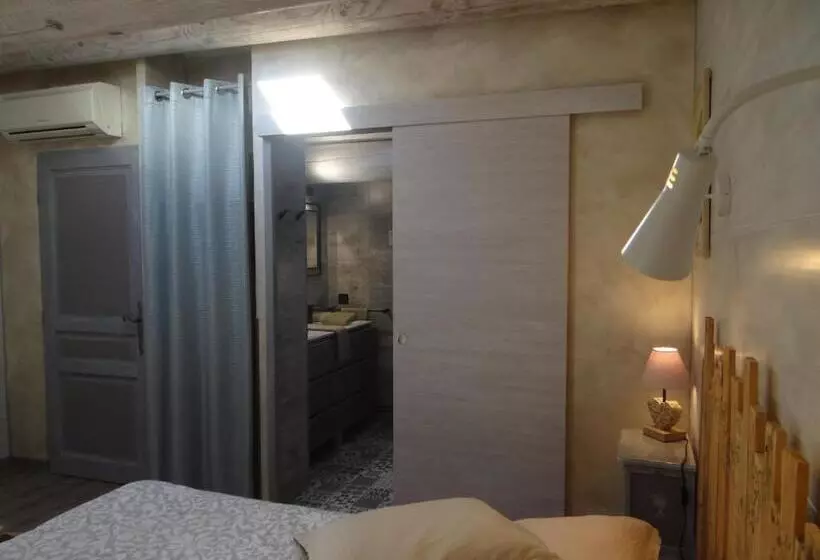 تختخواب و صبحانه Mas Val Chênaie Gordes