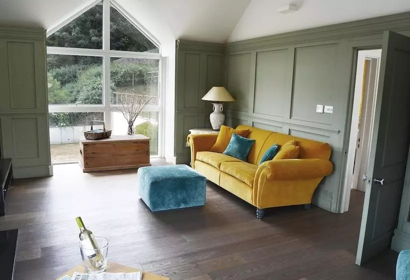 Brooks Lodge