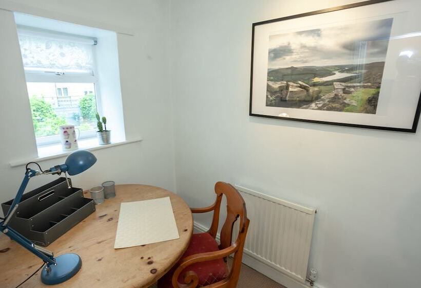 Ferncliff Cottage   In Peak Distric