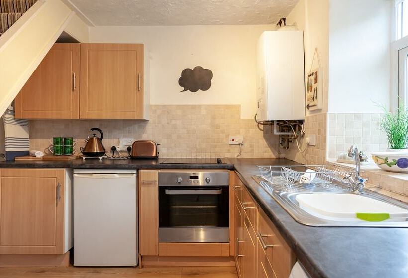 Ferncliff Cottage   In Peak Distric