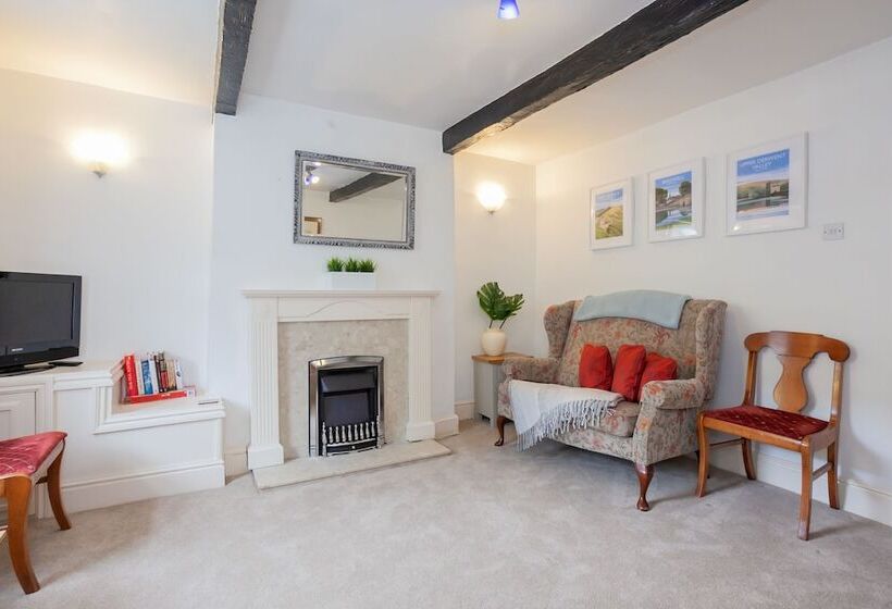 Ferncliff Cottage   In Peak Distric